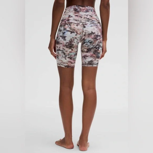 🍋 LULULEMON Align High-Rise Short 8"
Future Utopia Multi Size 12 - Picture 9 of 12